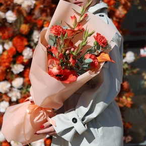 Букет "На закате дня" из гладиолусов, калл, гиперикума и диантусов в Фрязино