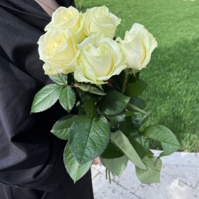 Букет из 5 белых роз (70 см) в Фрязино