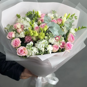 Букет "Особый случай " из ароматных маттиол, фрезий и кустовых роз в Фрязино