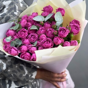 Букет "Малиновый бисквит" из кустовых и пионовидных роз и эвкалипта в Фрязино