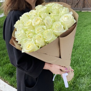 Букет из 25 белых роз в крафте (70 см) в Фрязино