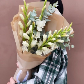 Букет из 5 белых гладиолусов и эвкалипта в Фрязино