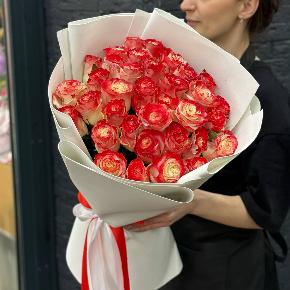 Букет " Клубничный коктейль" из 35 бело-красных роз в Фрязино