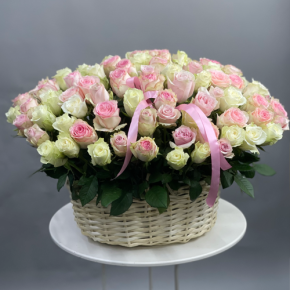 Композиция в корзине из 101 кенийской розы пастельный микс (40 см) в Фрязино