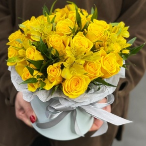 Композиция в шляпной коробке "Розиль" из альстромерий и роз в Фрязино