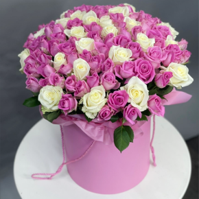 Композиция в шляпной коробке из 151 розы кения микс в Фрязино