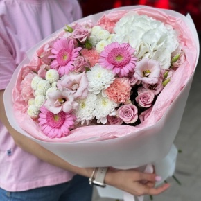 Букет "Розовые облака" из хризантемы, кустовых роз, диантусов, гортензии и эустом в Фрязино
