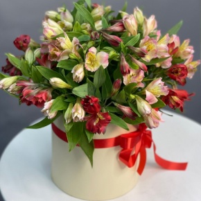 Композиция в шляпной коробке из 21 альстромерии в Фрязино