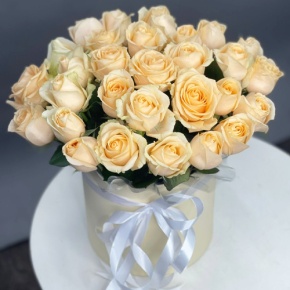 Композиция в шляпной коробке из 35 кремовых кенийских роз в Фрязино