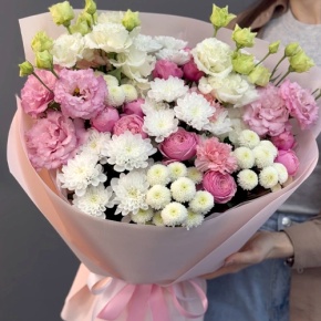 Букет "Задыхаюсь от нежности" из хризантемы, кустовых пионовидных роз, диантусов и эустом в Фрязино