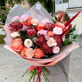 Букет "Каркаде" из хризантем Бигоуди и Момоко, роз Эквадор Кахала, озатамнуса,  эустом, протеи, и диантусов в Фрязино