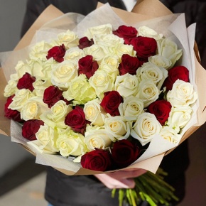 Букет 51 белая и красная роза (50 см) в Фрязино