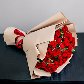 Букет 15 кустовых красных роз в Фрязино