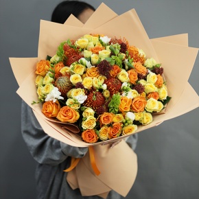 Букет "Осенние грёзы" из лейко, роз, фрезий, скиммии, молюцеллы и лейко в Фрязино