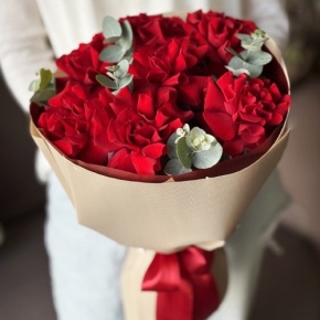 Букет "Красная пантера" из 7 роз Эквадор и эвкалипта в Фрязино