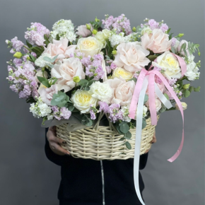 Композиция в корзине из роз Эквадор и ароматных маттиол в Фрязино