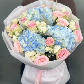 Букет "Легкий ветерок" из роз, конифера и гортензий в Фрязино