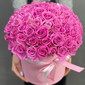 Композиция в шляпной коробке из 71 кенийской розы в Фрязино