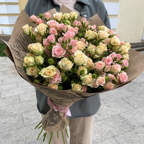 Букет из 19 кустовых роз в крафте (60 см) в Фрязино