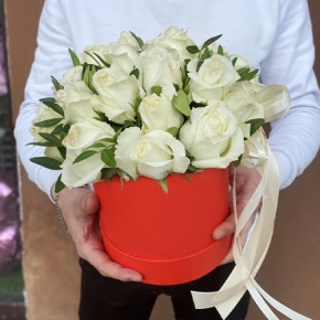 Композиция в шляпной коробке из 25 белых роз в Фрязино