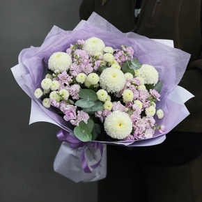 Букет "Ванила" из хризантем сантини, Момоко, эвкалипта и ароматных маттиол в Фрязино