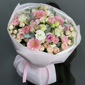 Букет "Я с тобой" из роз, эвкалипта, гербер, ароматных фрезий, озатамнуса, эустом и диантусов в Фрязино