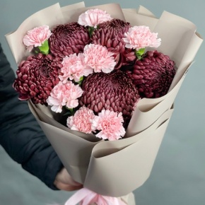 Букет из хризантем Бигоуди и розовых диантусов в Фрязино