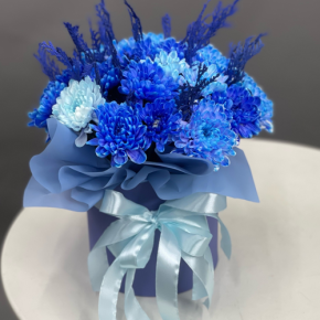 Композиция в шляпной коробке "Магия синего" из хризантем и конифера в Фрязино