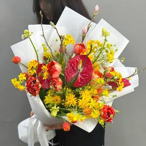 Букет с кустовыми ранункулюсами, антуриумом, тюльпанами и нарциссами в Фрязино