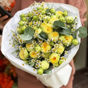 Букет "Иветта" из лимонных пионовидных кустовых роз и ромашек в Фрязино