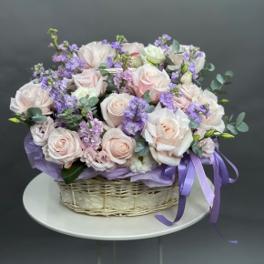 Композиция в корзине из французских роз и ароматных маттиол в Фрязино