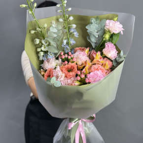 Букет "Таинственное очарование" из мазровых роз Риджентс парк, гиперикума, альстромерий, эустом и дельфиниума в Фрязино