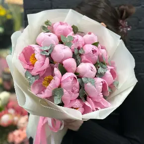 Букет из 15 лососевых пионов с эвкалиптом в Фрязино