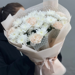Букет из хризантем и диантусов пудра в Фрязино
