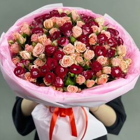 Букет "Рубиновый гранит" из 35 кустовых роз микс (50 см) в Фрязино