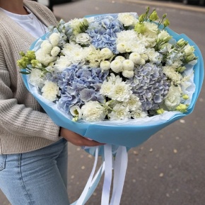 Букет "Голубые облака" из хризантемы, диантусов, Голландской гортензии, дельфиниума и эустомы в Фрязино