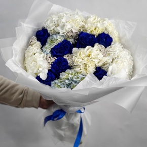 Букет "Моника" из белых гортензий, синих роз Эквадор и озатамнуса в Фрязино