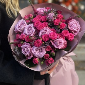 Букет "Малиновый вечер" из кустовых малиновых роз, вероники, лимониума и роз Меритим в Фрязино