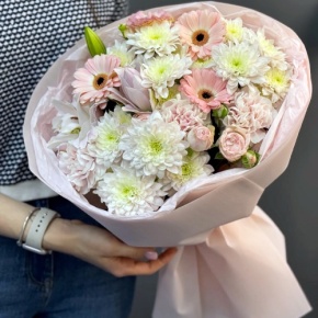 Букет "Дружба" из хризантемы, пионовидной лилии, гербер, диантусов и кустовых роз в Фрязино