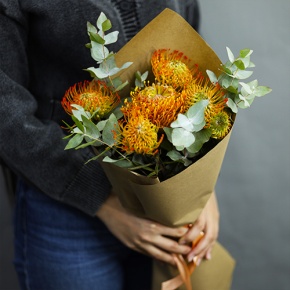 Букет "Гости из будущего" из 5 лейко и эвкалипта в Фрязино