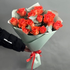 Букет из 15 морковных роз с эвкалиптом (50 см) в Фрязино