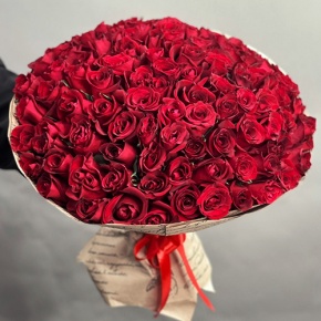 Букет 101 красная роза Кения в крафте (50 см) в Фрязино