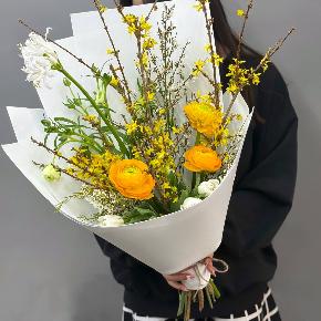 Весенний букет с желтыми ранункулюсами и цветущими ветками форзиции в Фрязино
