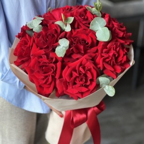 Букет "Красная пантера" из 13 роз Эквадор и эвкалипта в Фрязино