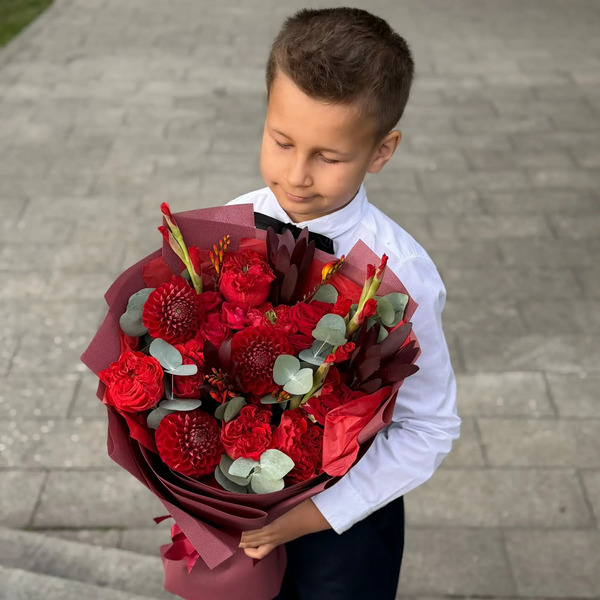 Букет с георгинами, розами и леукадендроном в Фрязино