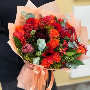 Букет "Красный закат" из калл, роз, калины, скиммии, гиперикума, сафари, гербер и капса в Фрязино
