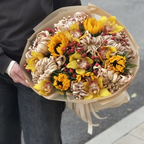 Букет "Биркин" из подсолнухов, орхидей, гиперикума, хризантем Виена в Фрязино