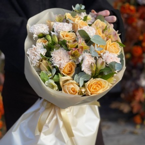 Букет "Пломбирный" из роз Аваланж, диантусов, альстромерий и эвкалипта в Фрязино