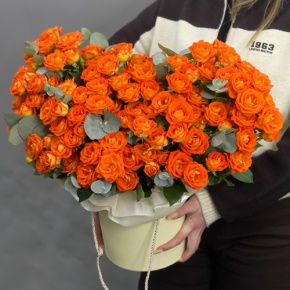 Композиция в шляпной коробке "Закат" из кустовых роз и эвкалипта в Фрязино