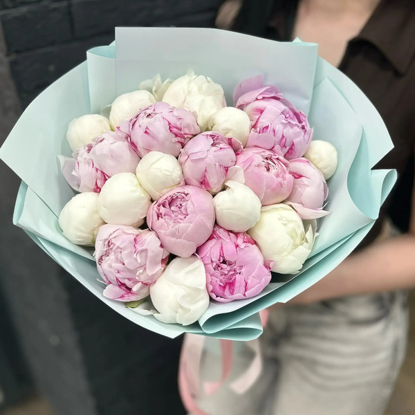 Микс из 19 бело-розовых пионов в Фрязино